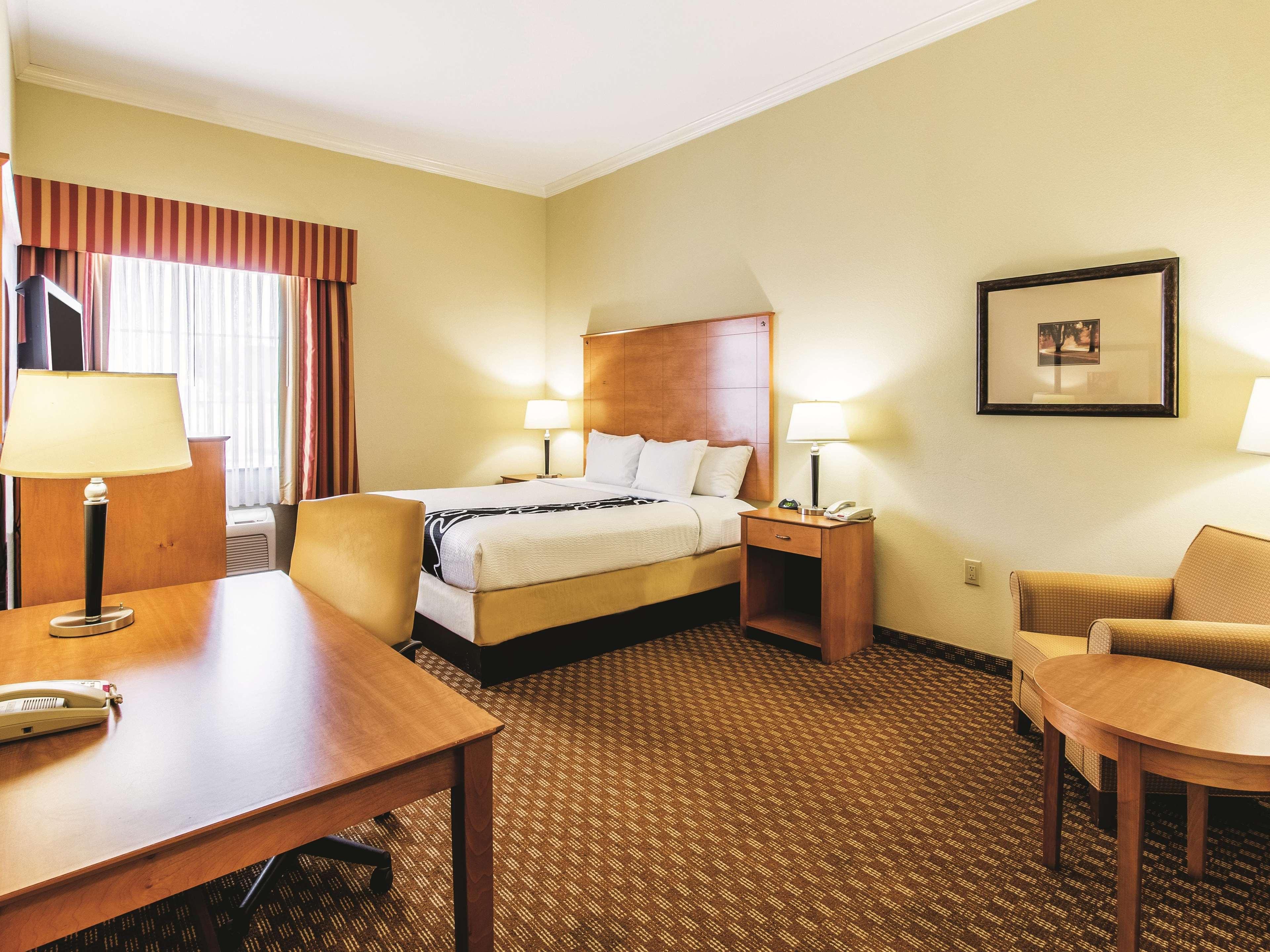 La Quinta By Wyndham Bridgeport Hotel Екстериор снимка