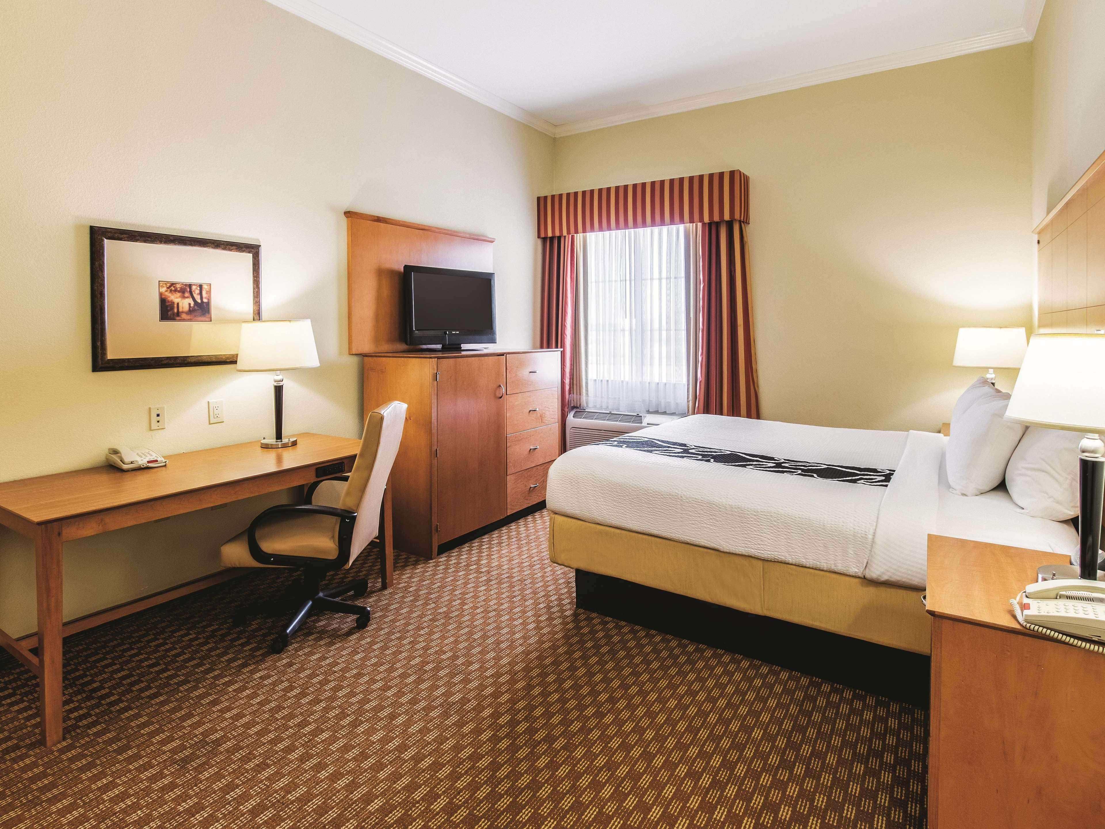La Quinta By Wyndham Bridgeport Hotel Екстериор снимка