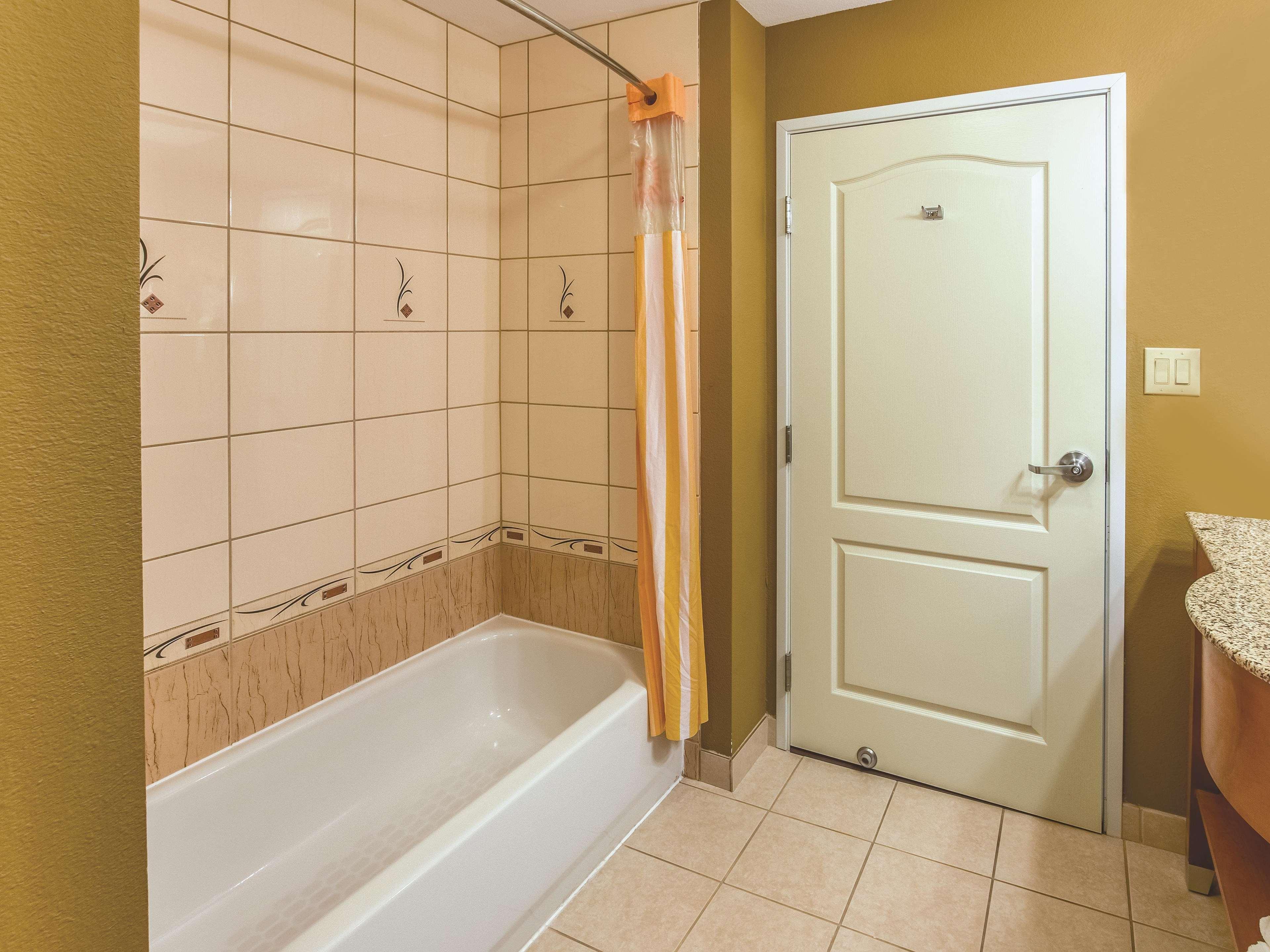La Quinta By Wyndham Bridgeport Hotel Екстериор снимка