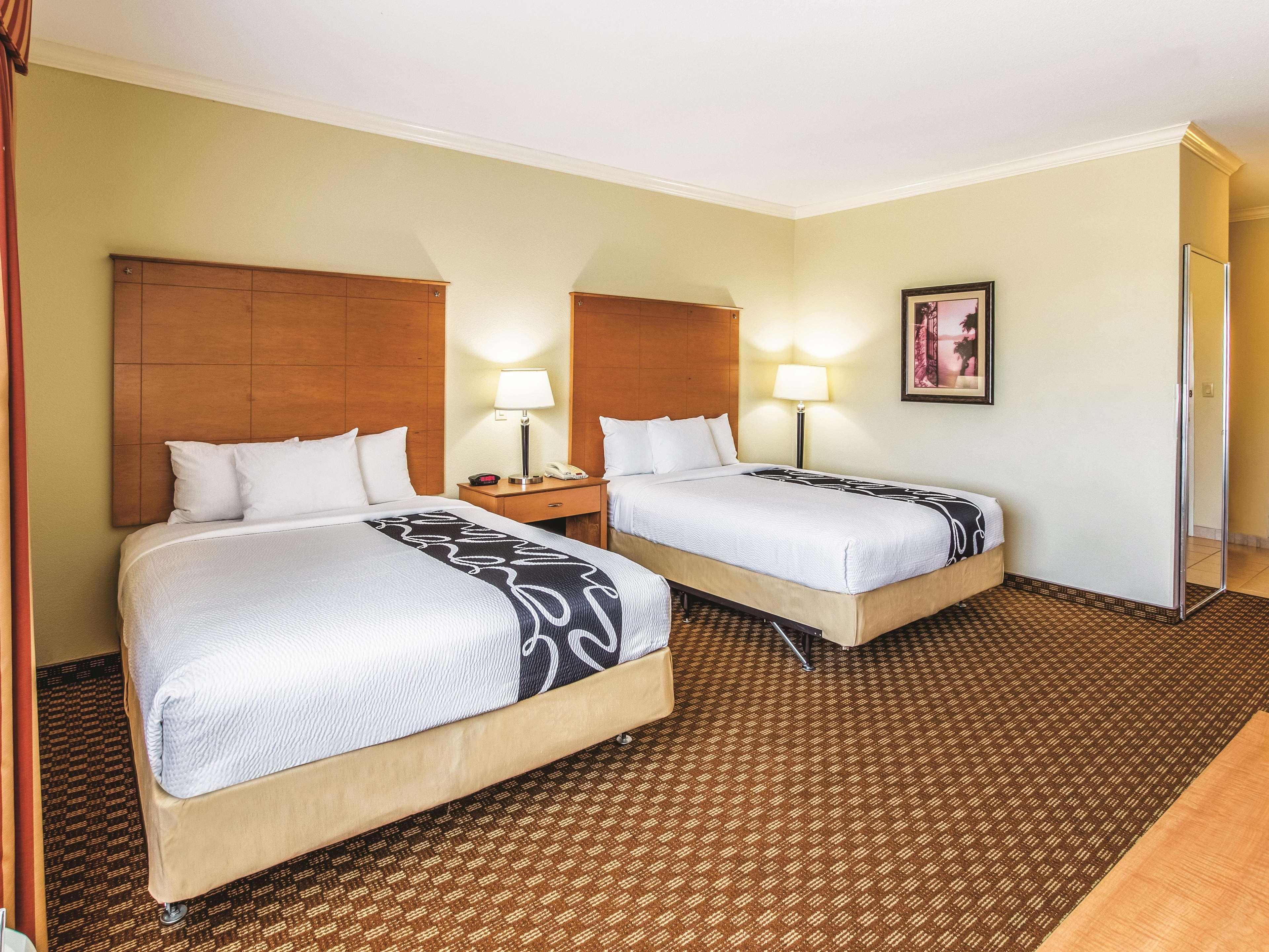 La Quinta By Wyndham Bridgeport Hotel Екстериор снимка