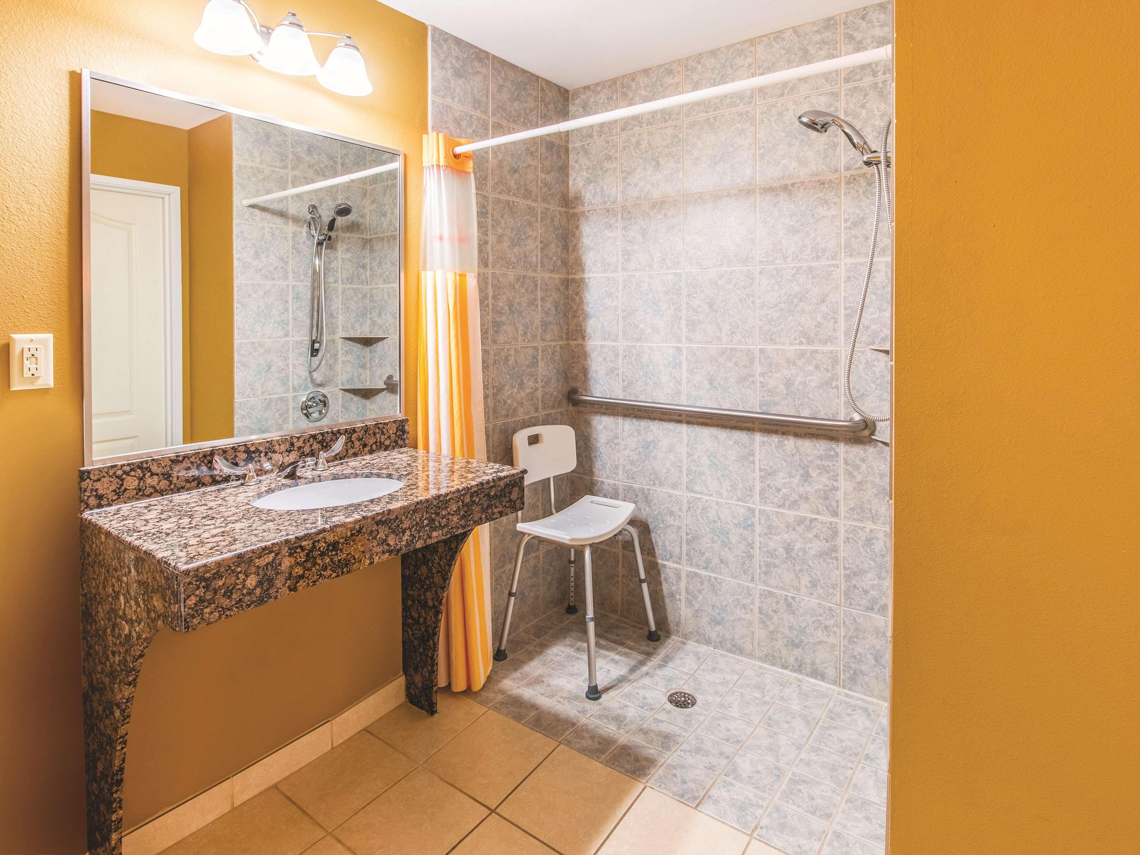 La Quinta By Wyndham Bridgeport Hotel Екстериор снимка