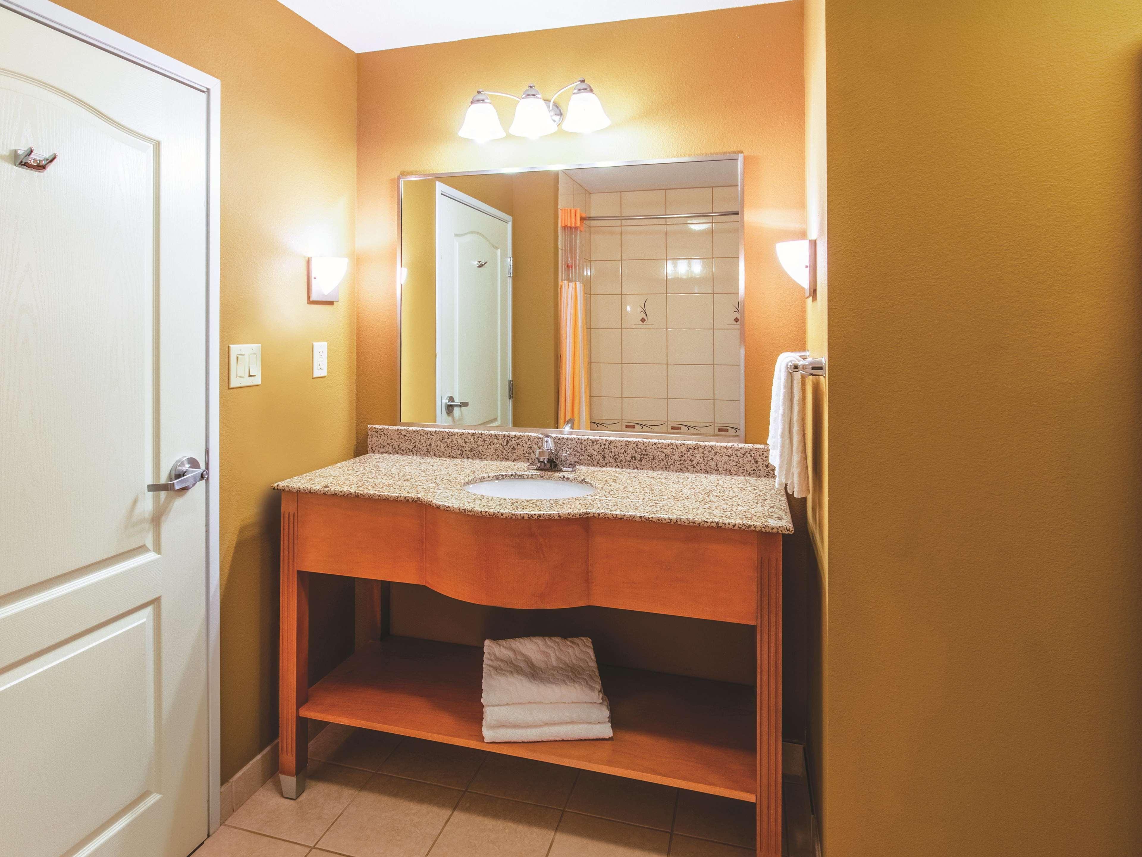 La Quinta By Wyndham Bridgeport Hotel Екстериор снимка