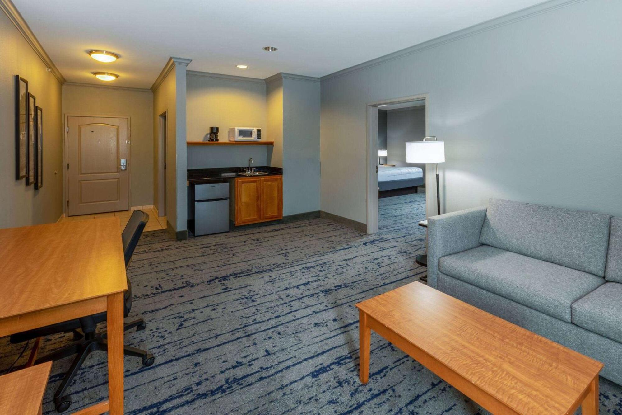 La Quinta By Wyndham Bridgeport Hotel Екстериор снимка