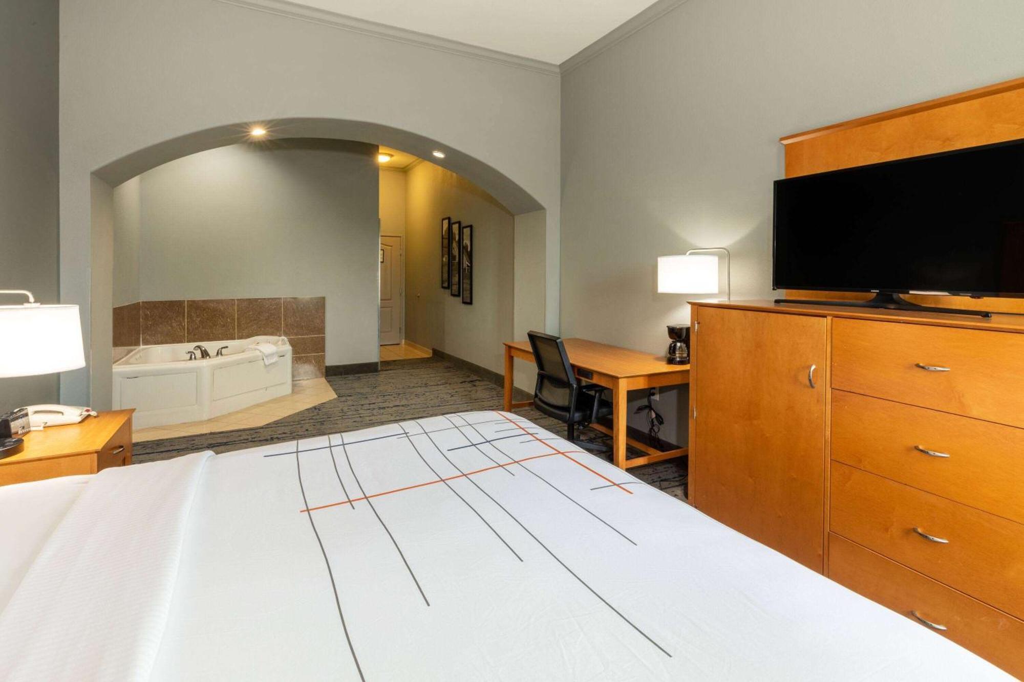 La Quinta By Wyndham Bridgeport Hotel Екстериор снимка