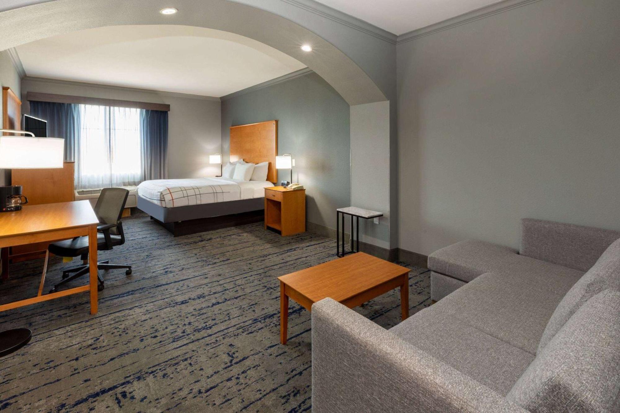 La Quinta By Wyndham Bridgeport Hotel Екстериор снимка