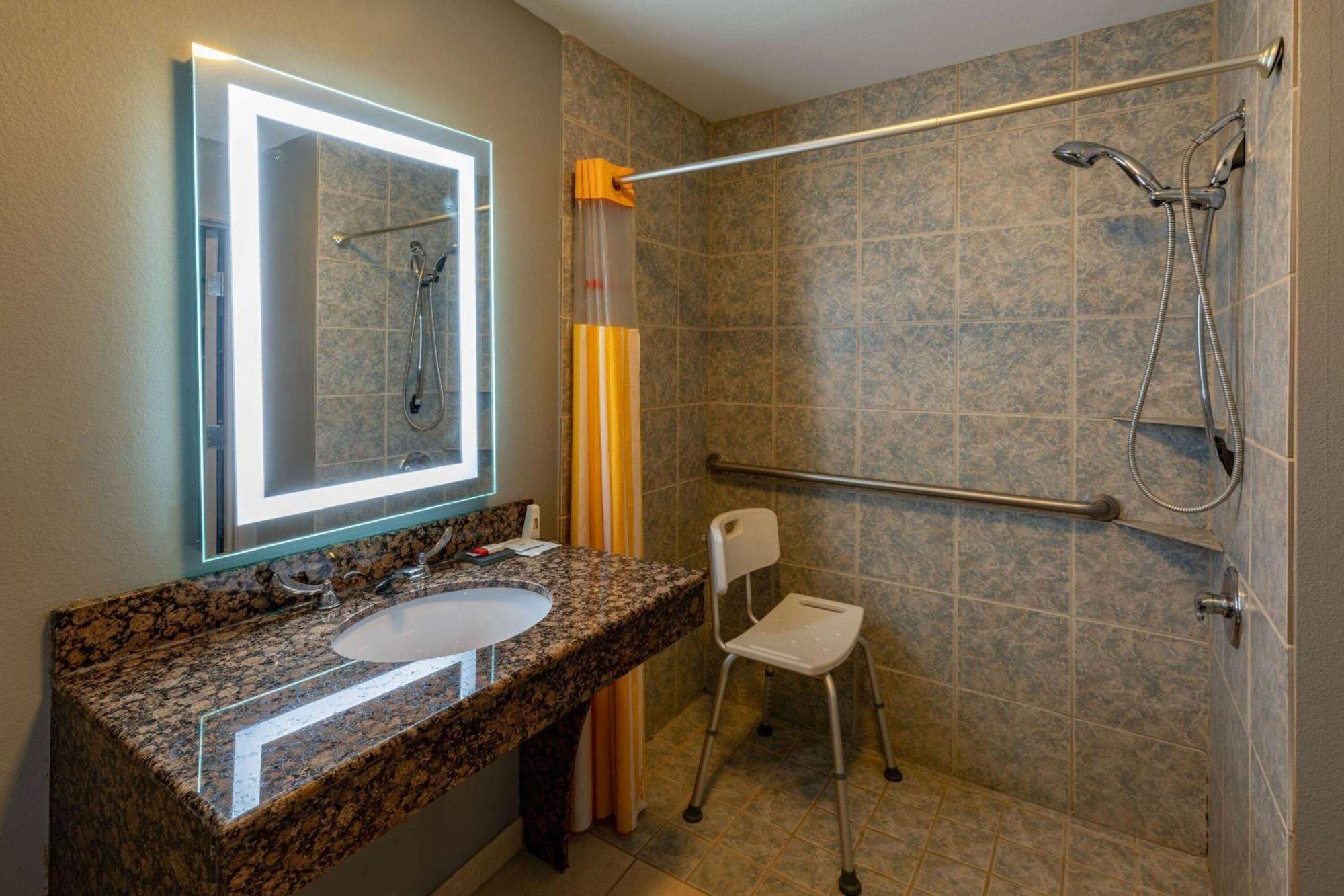 La Quinta By Wyndham Bridgeport Hotel Екстериор снимка