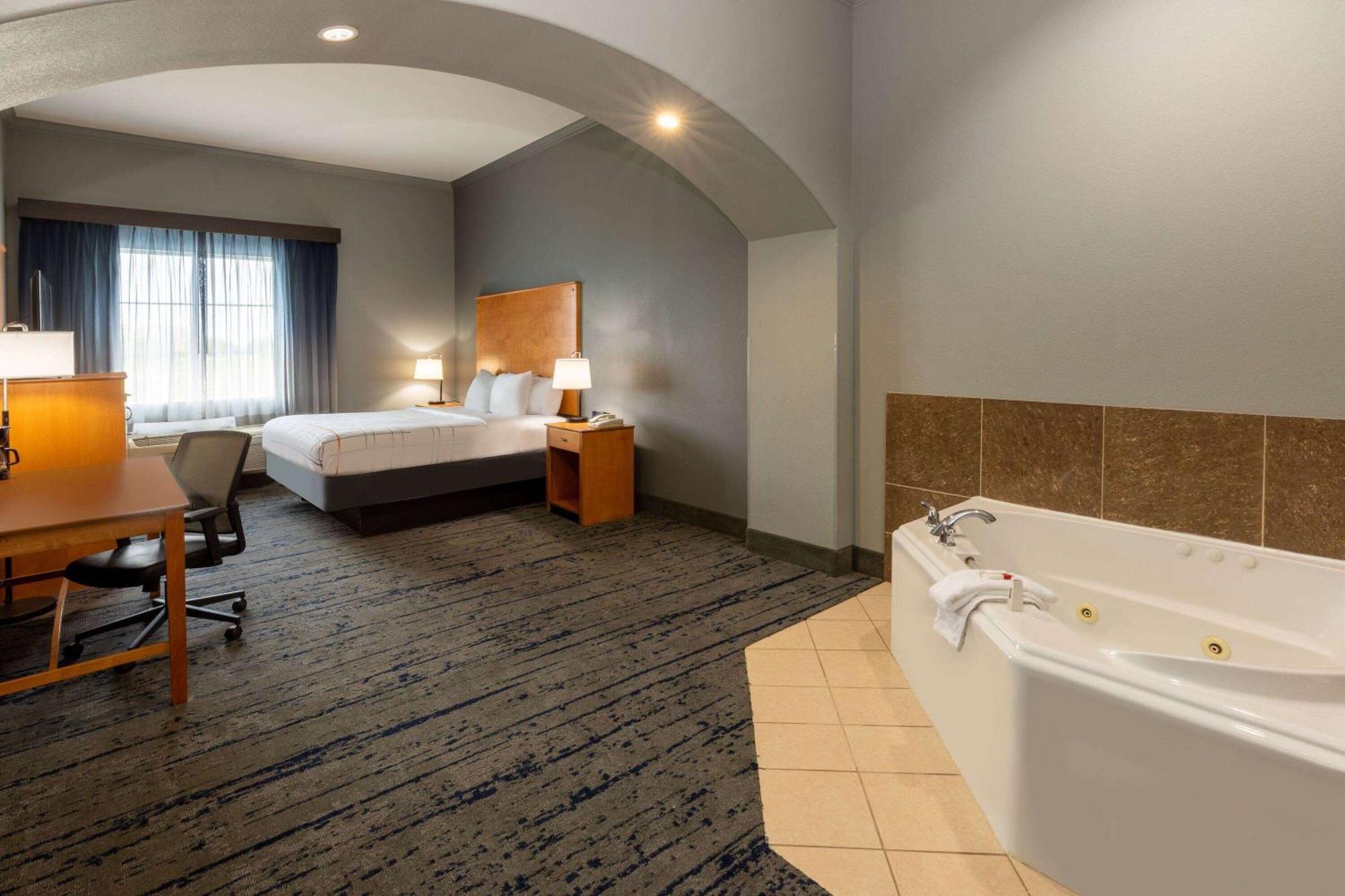 La Quinta By Wyndham Bridgeport Hotel Екстериор снимка